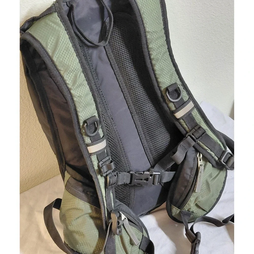 Mothybot Hydration Backpack Green Black Hiking Cycling Pack w/ 2L Water Bladder